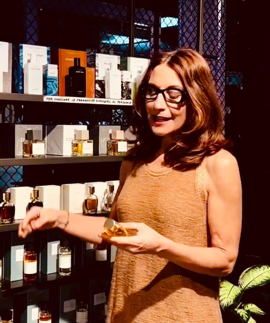 Raffaella Pisani presenta una fragranza durante un incontro.
